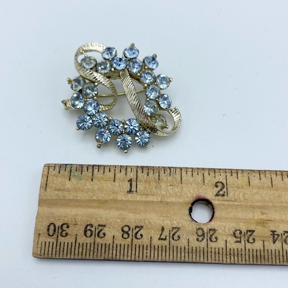 Vintage Pale Blue Multi Faceted Faux Gems Ribbon Wreath Brooch Pin Pale Gold Tne - Picture 10 of 12